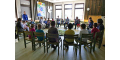 Kinderkarfreitagsliturgie im Gemeindezentrum (Foto: Karl-Franz Thiede)
